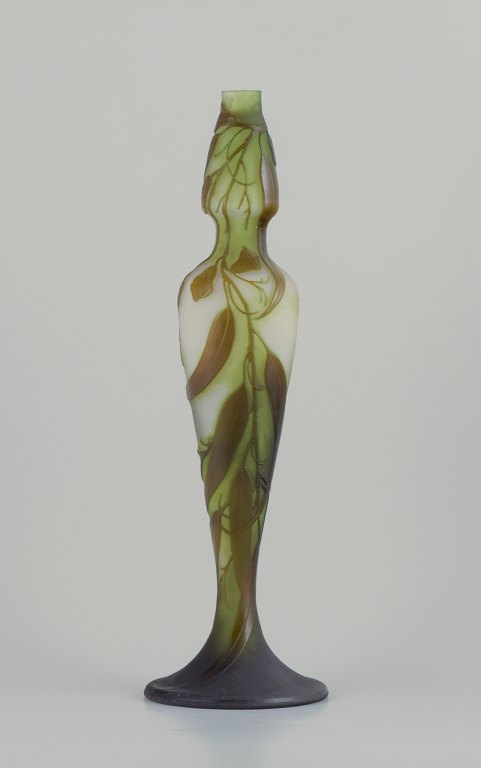 Émile Gallé (1846-1904), Frankrig. Kolossal kunstglasvase med motiv af blomster 
i grønne nuancer. Pâte de verre teknik. Sjælden model.