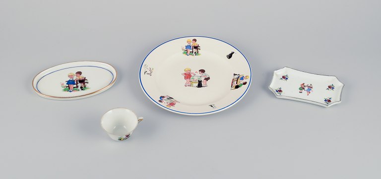 Limoges, Digion & Sarreguemines, Frankrig. Børneservice i porcelæn bestående af: 
Tallerken, to små fade og en kop. Motiver af børn i leg.