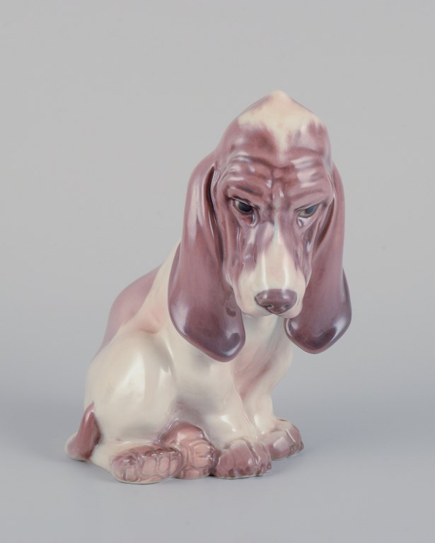 Dahl Jensen porcelain figurine of a sitting Basset Hound.