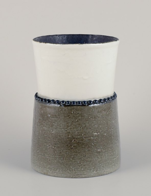 Sylvia Leuchovius (1915–2003) for Rörstrand Ateljé, Sweden. Ceramic vase with 
white and aubergine-colored glaze.