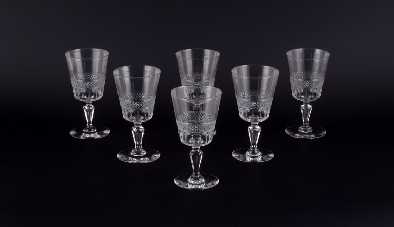 A set of six mouth-blown French red wine glasses in crystal glass.