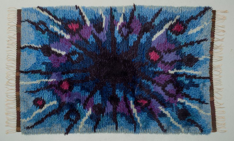 Svensk tekstildesigner. Ryatæppe af ren bomuld. Håndlavet. Blå og violette 
farver.