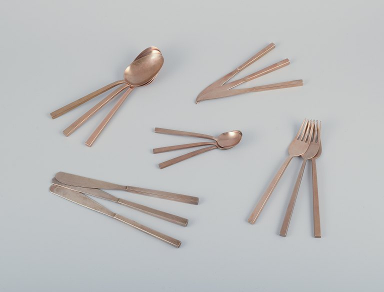 Sigvard Bernadotte "Scanline" brass flatware.
Three-person dinnerware set. 15 pieces in total.