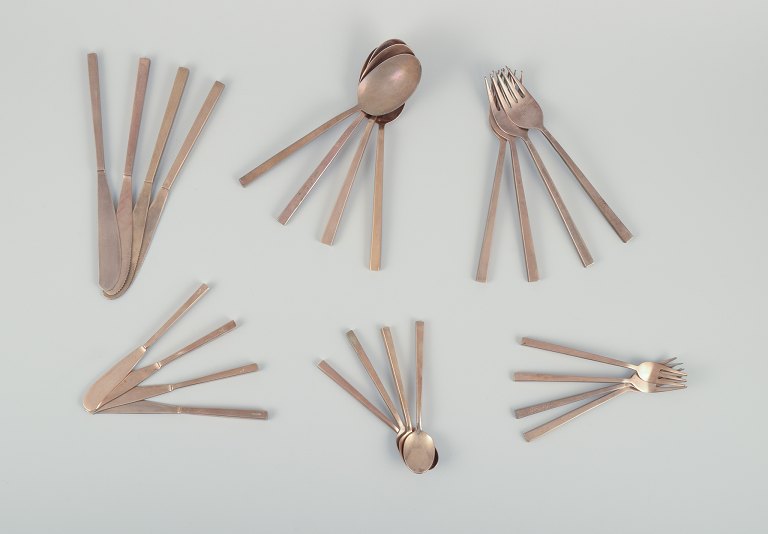 Sigvard Bernadotte "Scanline" brass flatware.
Four-person dinnerware set. 24 pieces in total.