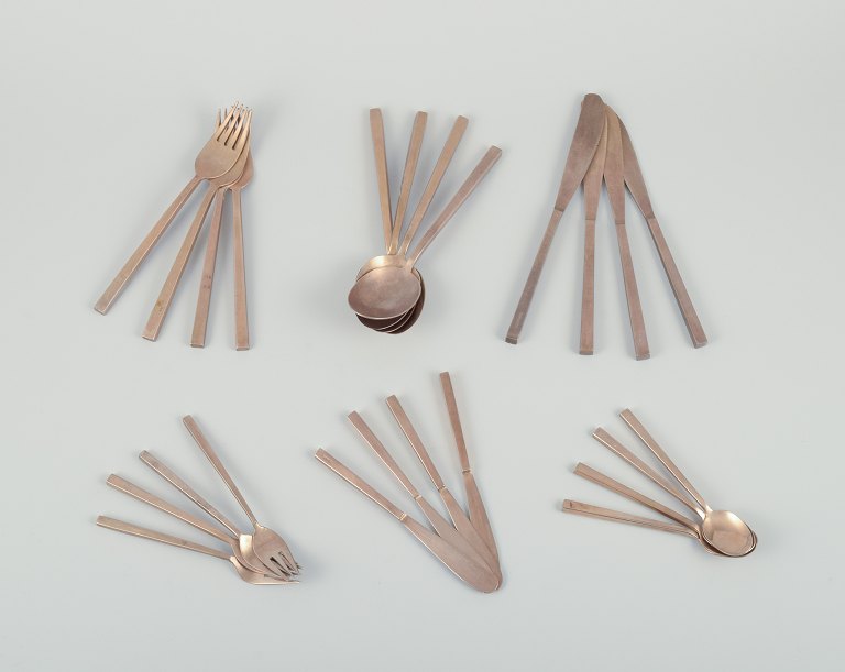 Sigvard Bernadotte "Scanline" brass flatware.
Four-person dinnerware set. 24 pieces.