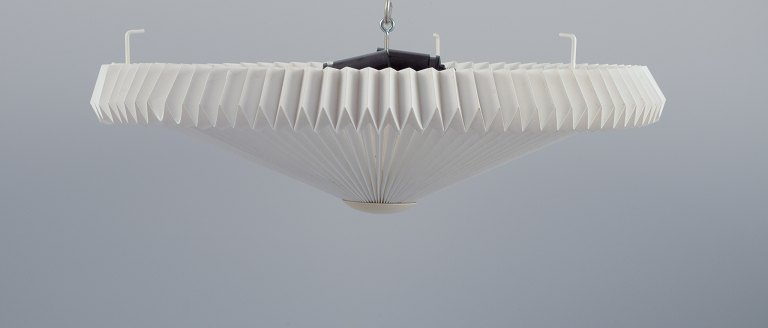 Le Klint, dansk lampedesigner. Loftslampe.