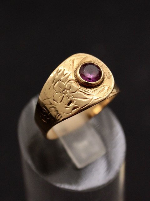 14 carat gold ring with amethyst