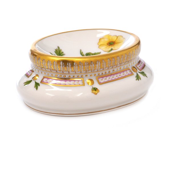 Royal Copenhagen Flora Danica salt dish 3567. "Potentilla hirsutum Vahl." H: 
4,5cm. L: 11cm