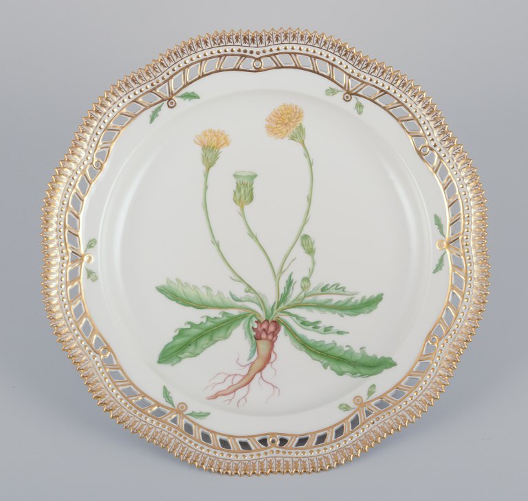 Royal Copenhagen Flora Danica. Stort gennembrudt fad i porcelæn.
Håndmalet med motiv af mælkebøtte.