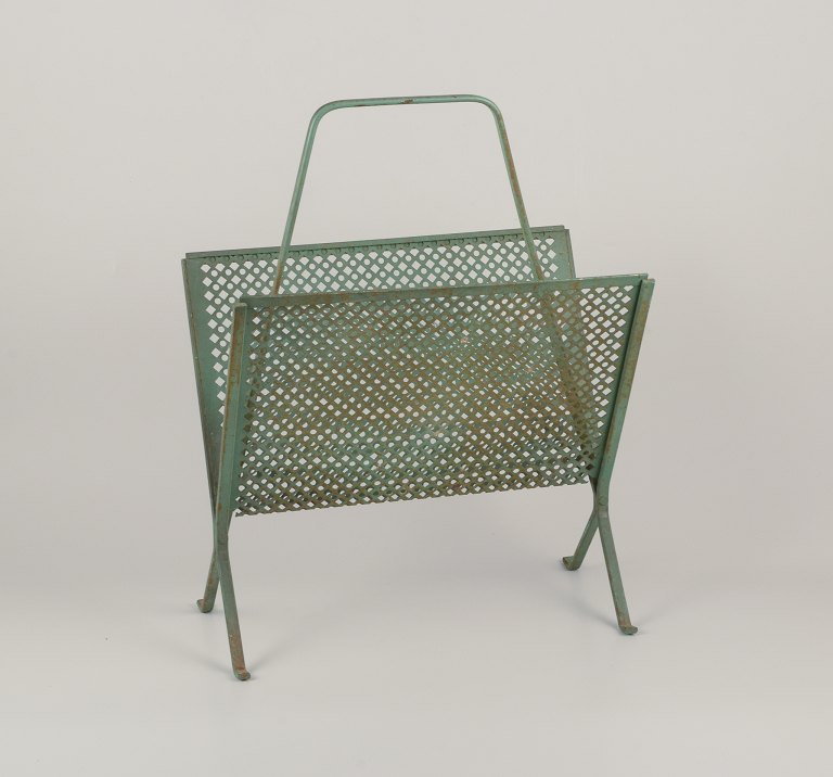 Mathieu Mategot (1910-2001), French industrial designer.
Magazine holder in green-patinated metal.