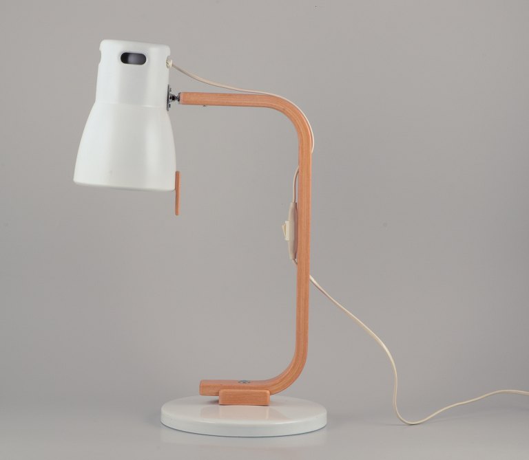 Hans-Agne Jakobsson, Markaryd, Sweden.
Large desk lamp in white-painted metal and wood.