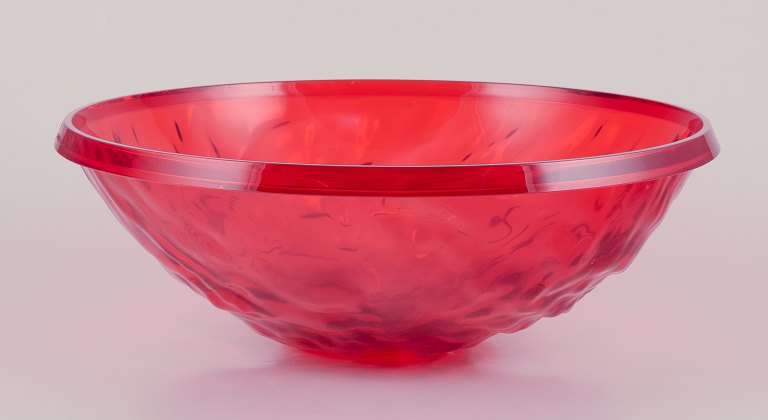 Mario Bellini for Kartell, Italien.
Stor ”Moon” skål i rød PMMA  plast.