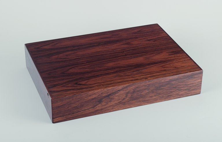 Alfred Klitgaard and Maria Viktor.
Large tobacco box in precious wood.