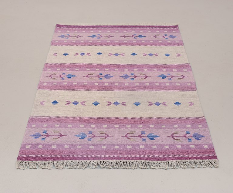 Swedish textile designer.
Handwoven carpet in pure wool. Rölakan technique.