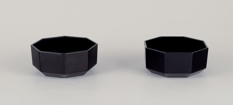 Arcoroc, France.
Two octagonal bowls in black porcelain.