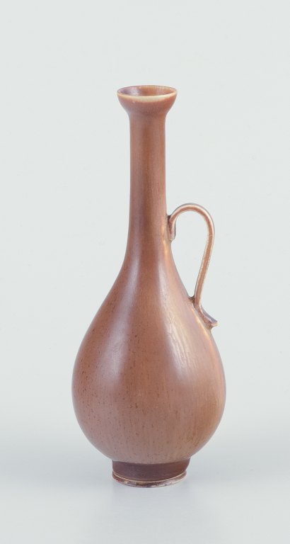 Berndt Friberg for Gustavsberg, Studiohand.
Keramikande med hank.