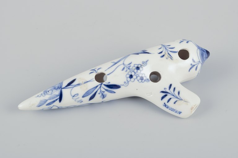 Stadt Meissen, Germany.
Onion patterned ocarina porcelain flute.