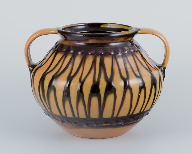 Kähler, Danmark. Keramikvase.
Klassisk form med to hanke.