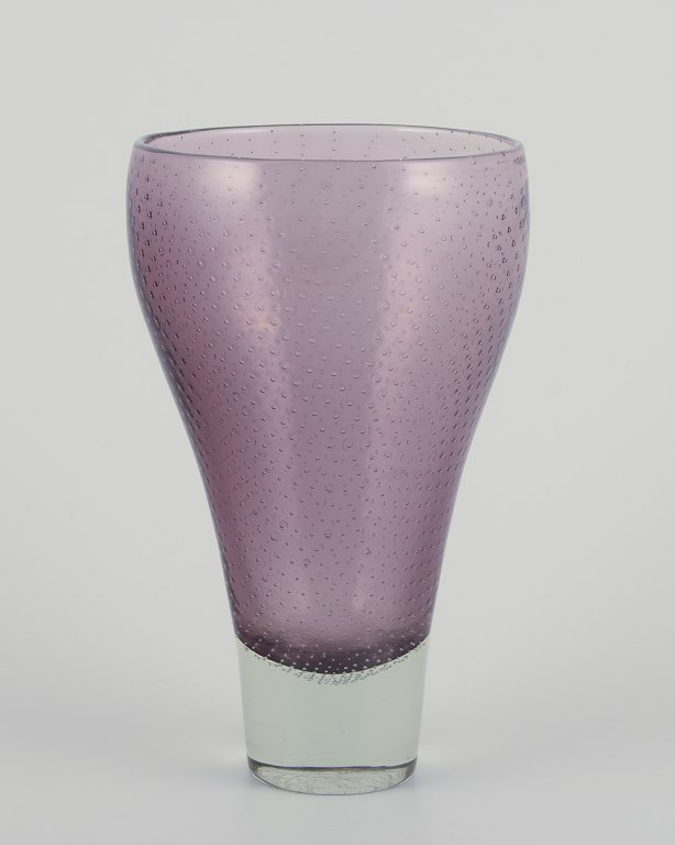 Gunnel Nyman for Nuutajärvi Notsjö.
Modernist Finnish art glass vase.