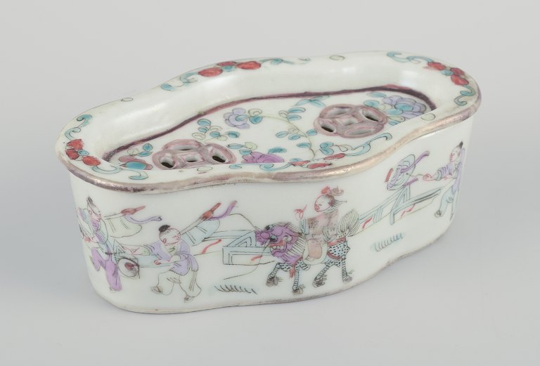 Tao Kuang, China.
Antique porcelain incense burner.