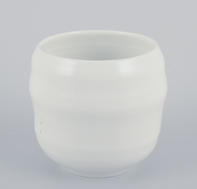 Gerd Hiort Petersen for Royal Copenhagen.
Unique vase of stoneware.