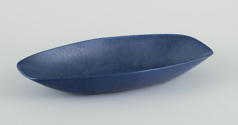 Carl Harry Stålhane for Rörstrand, Sweden.
Oblong dish of stoneware. Glaze in blue tones.