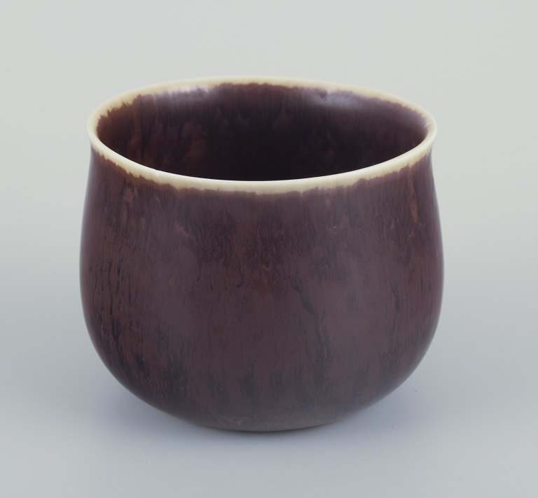 Carl Harry Stålhane for Rörstrand.
Small bowl made of stoneware.
