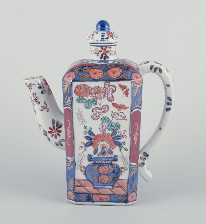 Orientalsk kaffekande af porcelæn.
Håndmalet i polykrom glasur.