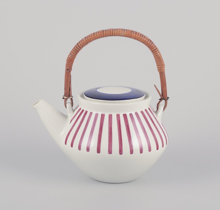 Karin Björquist for Gustavsberg, Sweden.
Retro porcelain "Tea Röd" teapot.