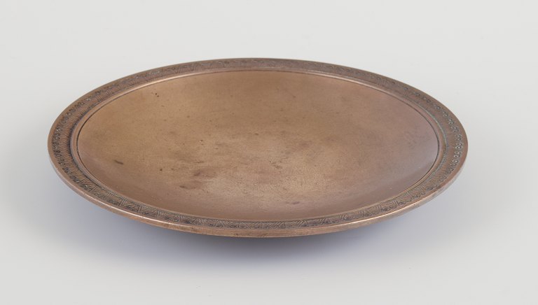 Just Andersen.
Cirkulær Art Deco skål af patineret bronze.