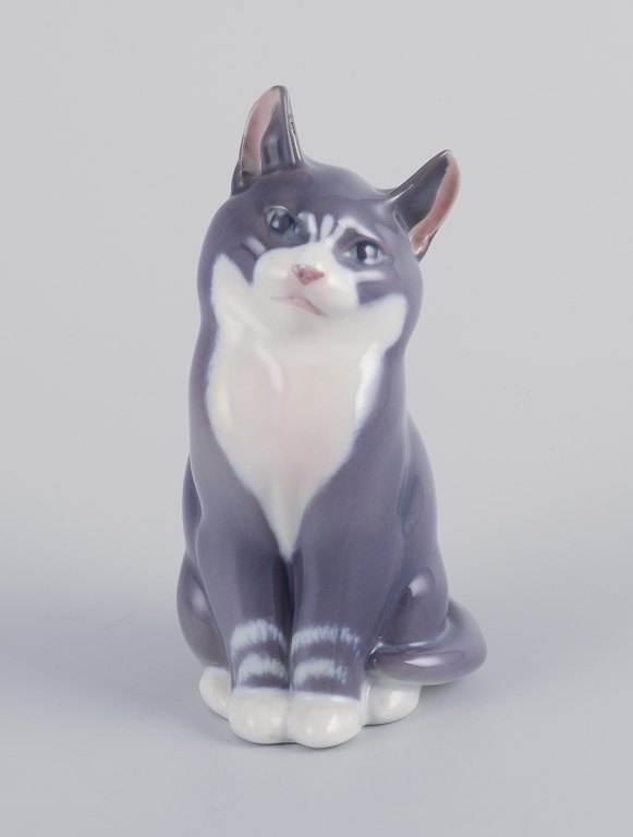 Royal Copenhagen. Porcelænsfigur af siddende kat.