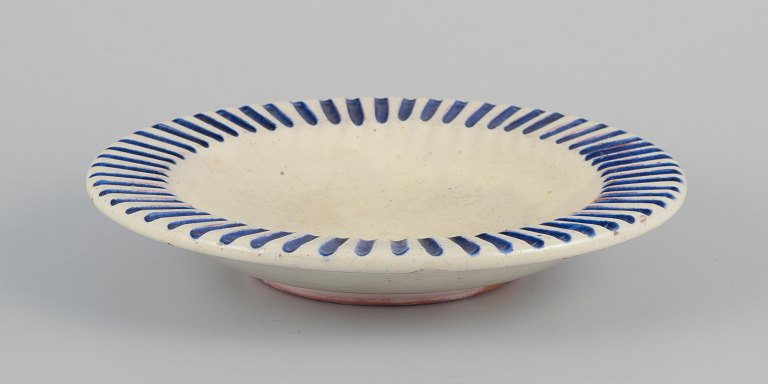 Dansk studiokeramiker.
Keramikskål med rillet design. Håndlavet.