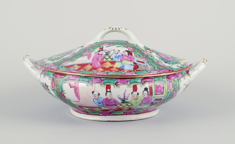 Kinesisk porcelæns lågterrin med hanke.