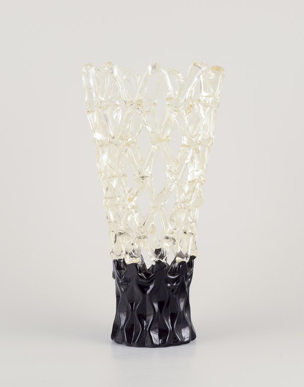 Murano, Italien. 
Eksklusiv Murano kunstglasvase med raffineret gitterdesign.