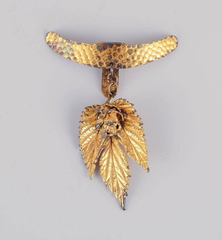 Flora Danica Jewellery, produced by Eggert. 
Brooch in gold-plated sterling silver.