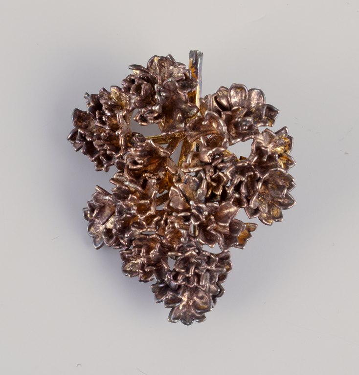 Flora Danica Jewellery, produced by Eggert. 
Large brooch in gold-plated sterling silver.