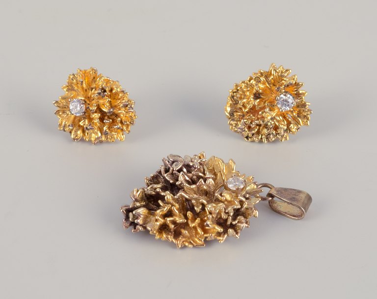 Flora Danica Jewellery, produced by Eggert. 
Pendant and a pair of stud earrings.