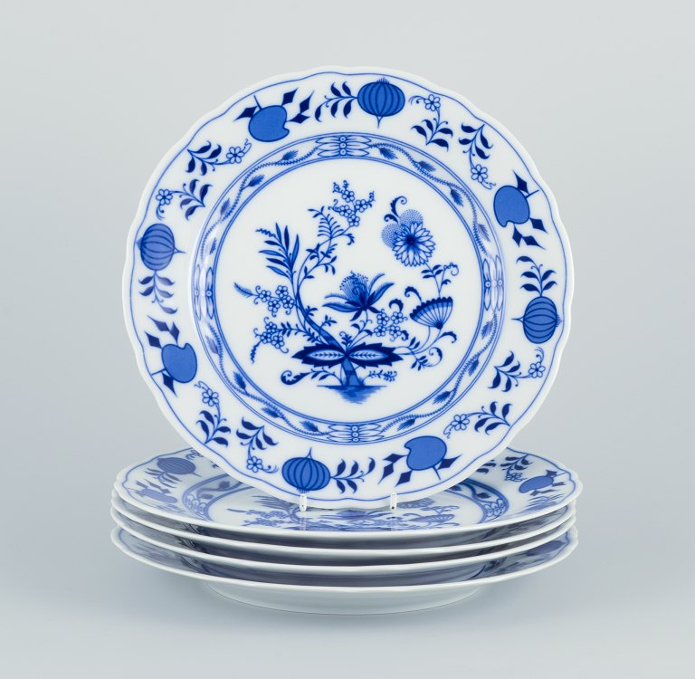 A set of five dinner plates in porcelain with Blue Onion-patterned decoration.