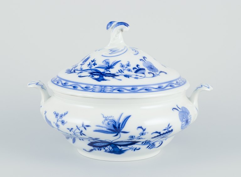 Lidded porcelain tureen with Blue Onion decoration.