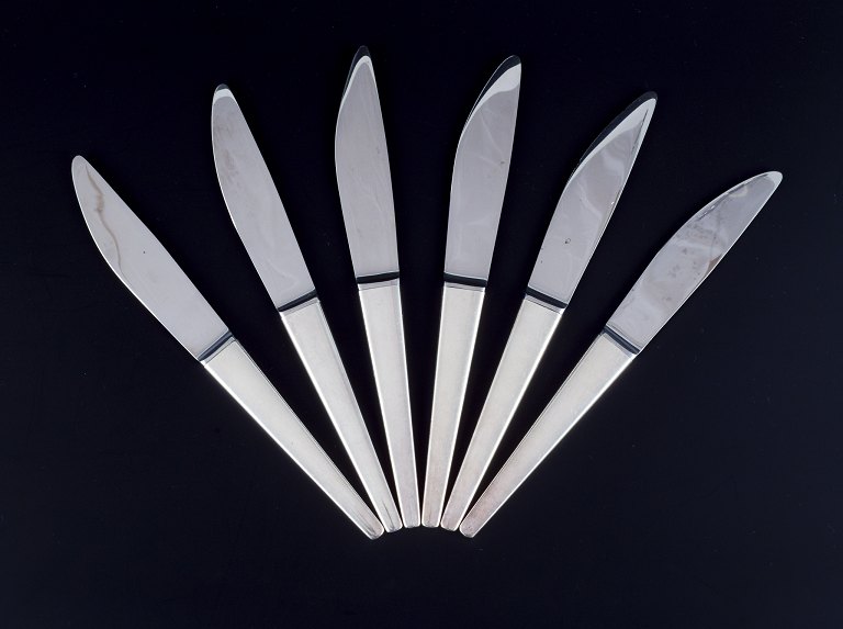 Georg Jensen "Caravel", a set of six dinner knives in sterling silver with 
stainless steel blades.