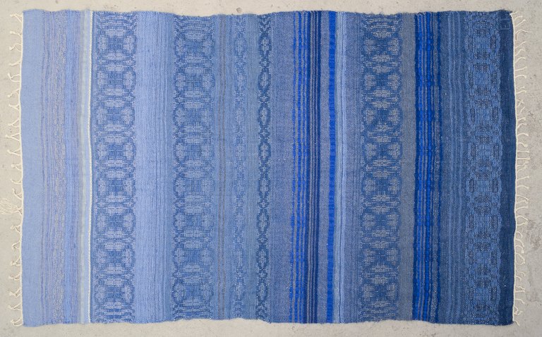 Eva Tunåker for 
Kjoltygens Vävatelje, Solna, Sweden.
Large handwoven rug in wool, Rölakan technique.