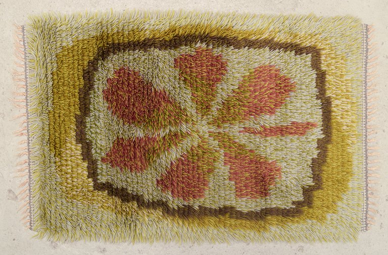 Scandinavian textile designer.
Cotton rya rug.
Moviv of leaf in autumn colors.