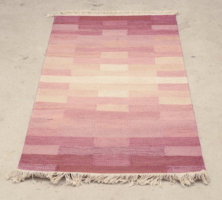 Swedish textile designer.
Handwoven “Terass” rug in wool. Rölakan technique.