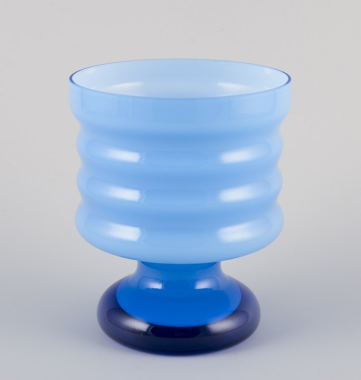 P. O. Ström (Peo Olof Ström, 1930–1992) for Alsterfors Glasbruk, Swedish glass 
artist.
Large art glass vase in wavy design.