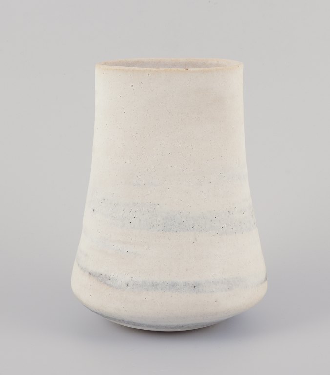 Lucie Rie (1902-1995), Austrian-born British ceramicist. Own studio.
Large modernist unique vase in glazed stoneware.
