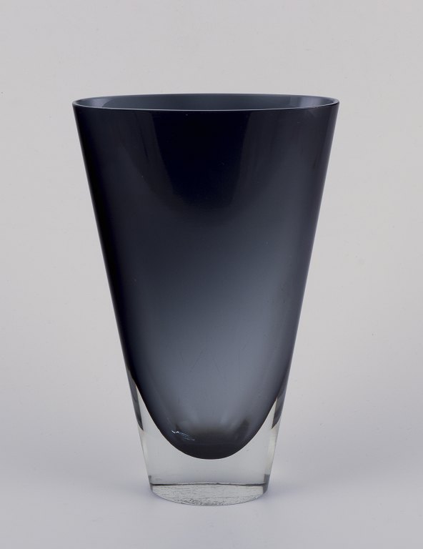 Kaj Franck, Finnish glass artist, for Nuutajärvi Notsjö.
Unique art glass vase with a conical shape.