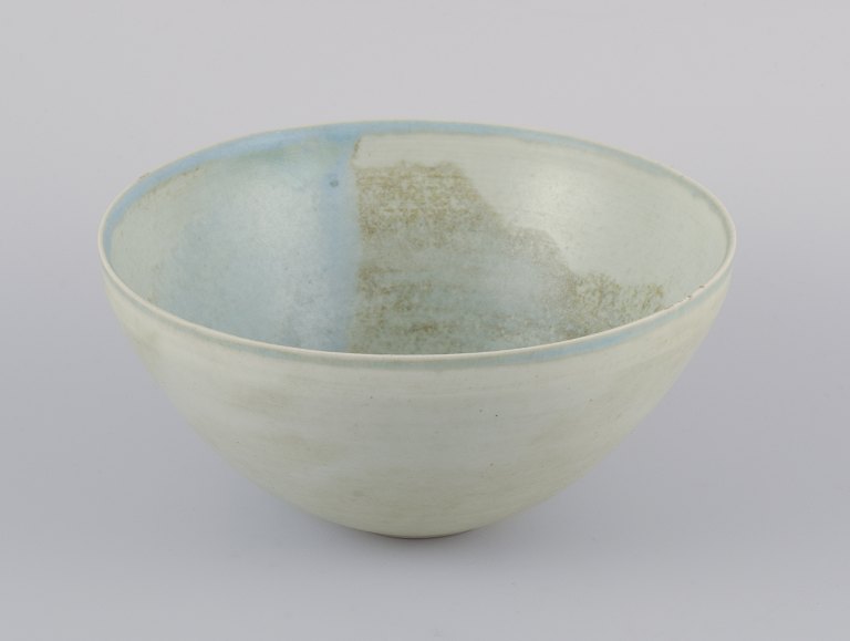 European studio ceramicist.
Unique stoneware bowl. Hand-glazed in light tones.