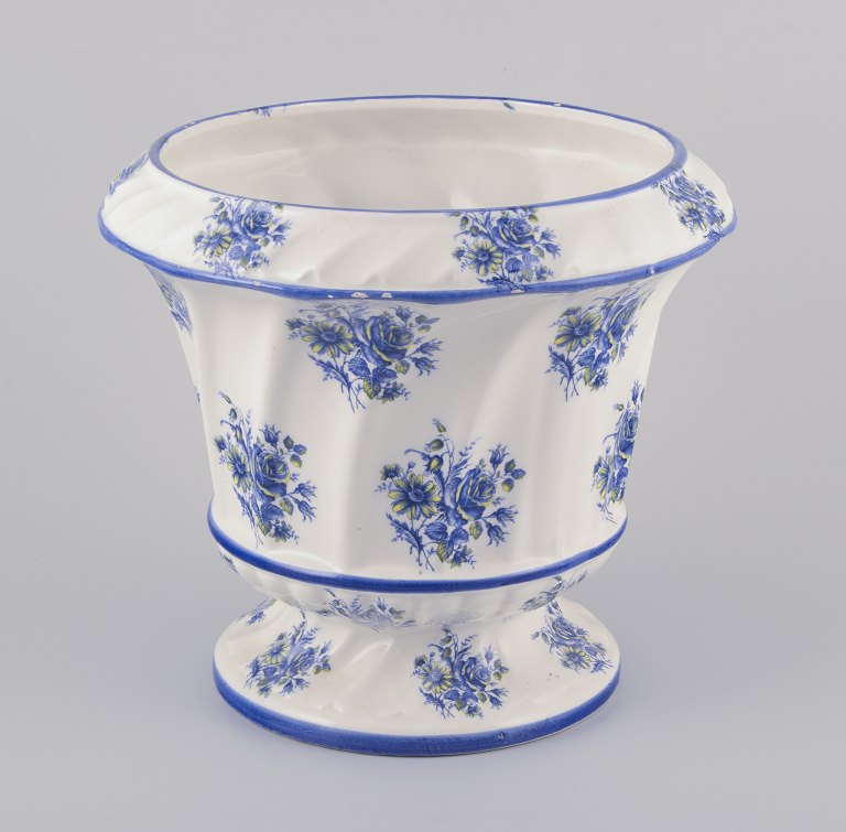 Capodimonte, Italy.
Large flowerpot in faience.