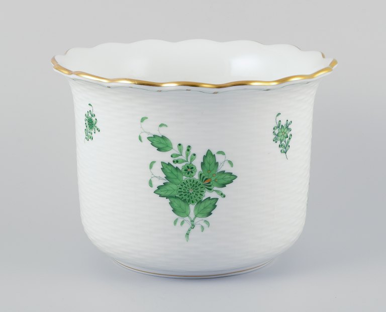 Herend, Hungary. Chinese Bouquet Apponyi Green, porcelain flowerpot.
Hand painted with green floral motifs, gold decoration.