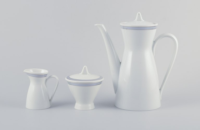 Raymond Loewy for Rosenthal, Tyskland. 
Porcelain coffee set consisting of coffee pot, sugar bowl and creamer.